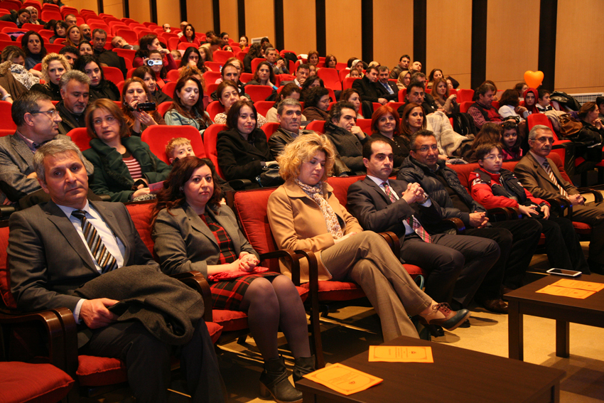 CÜ KOLEJİ'İNDEN ŞİİR DİNLETİSİ